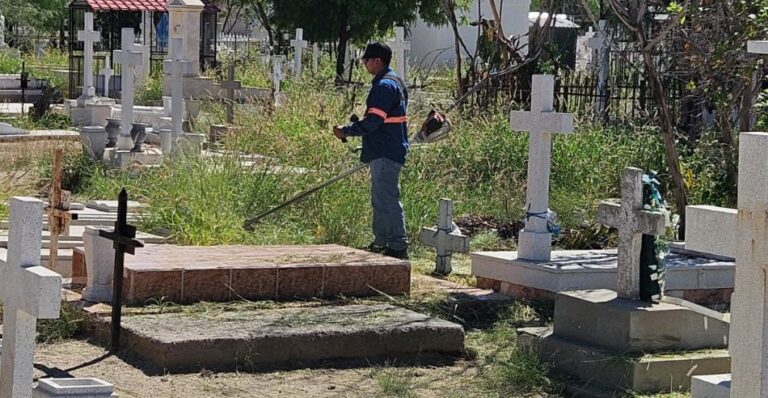 Inician limpieza en panteones municipales de Hermosillo para Día de Muertos