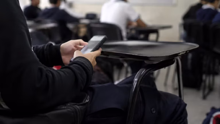 SEP oficializa regulación del uso de celulares en escuelas de México
