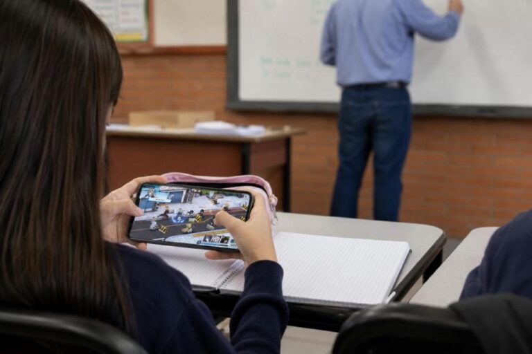 Gobierno de Sonora impulsa uso responsable de celulares en escuelas para proteger salud mental