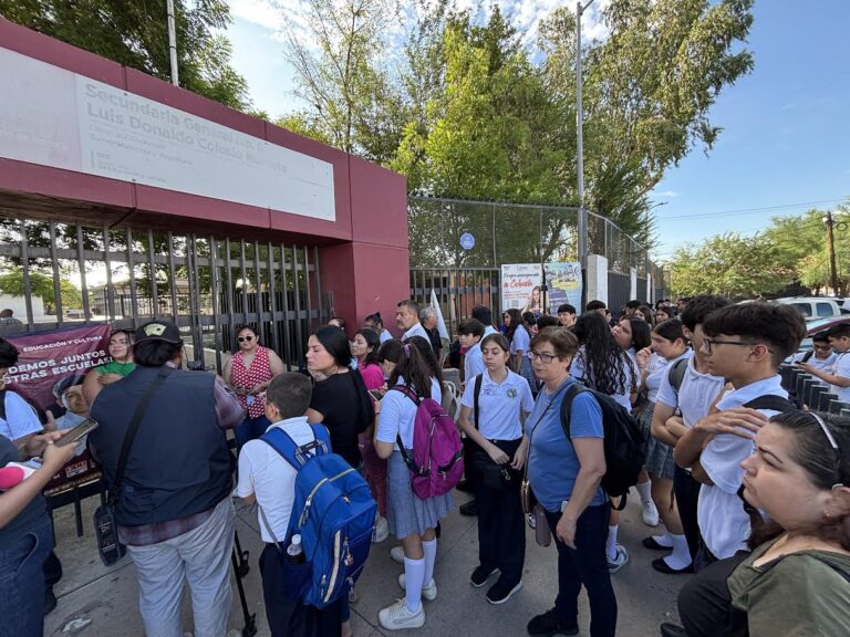 Padres toman Secundaria 6 en Hermosillo por falta de mantenimiento y condiciones escolares