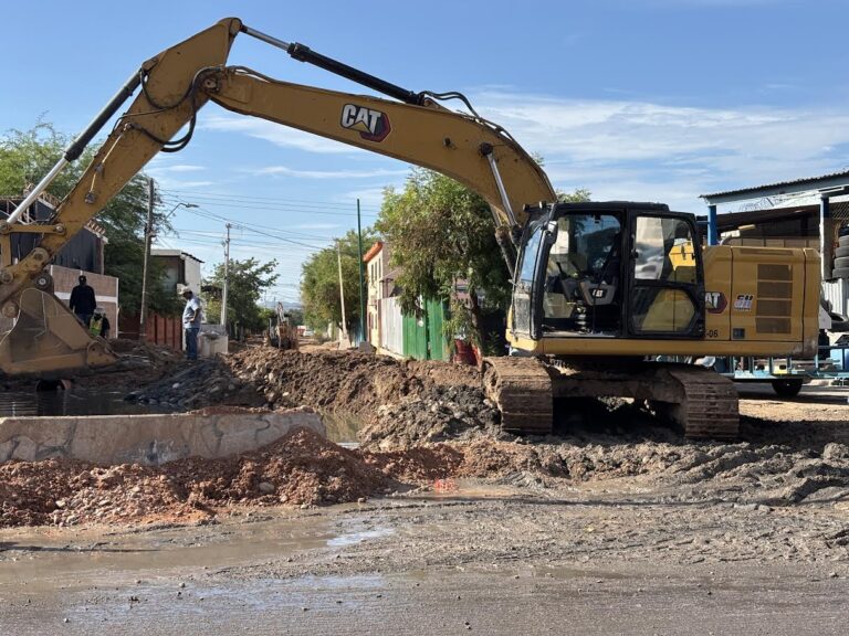 Retrasan 20 días reparación de socavón por fuga de aguas negras en colonia Sahuaro