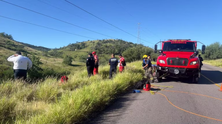Volcadura en carretera a Mina Nyco deja dos lesionados en Hermosillo