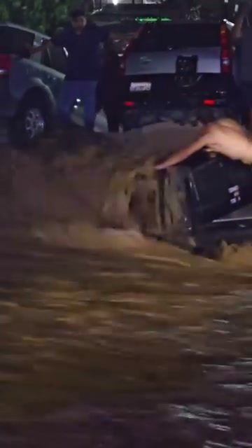 Fuerte tormenta arrastra vehículos en Los Cabos la noche del 10 de septiembre