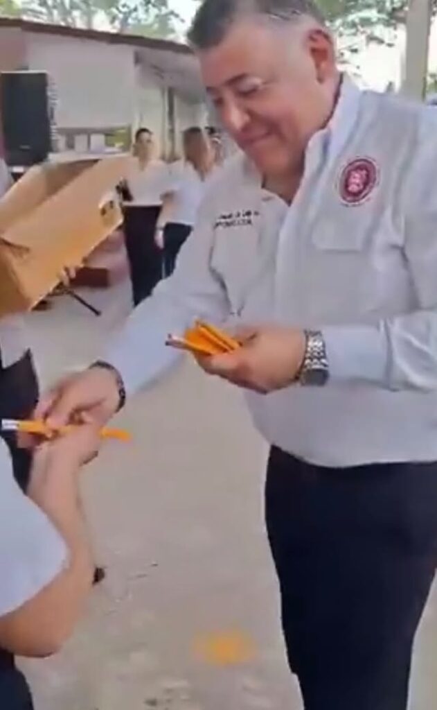 Diputado de Morena en Tamaulipas genera polémica por entregar lápices en regreso a clases
