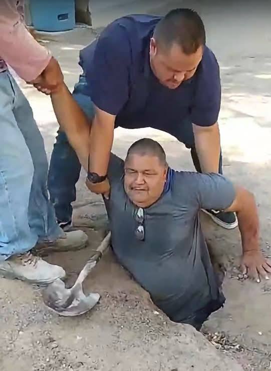 Conserje cae en socavón dentro del Jardín de Niños Arcoíris en Hermosillo
