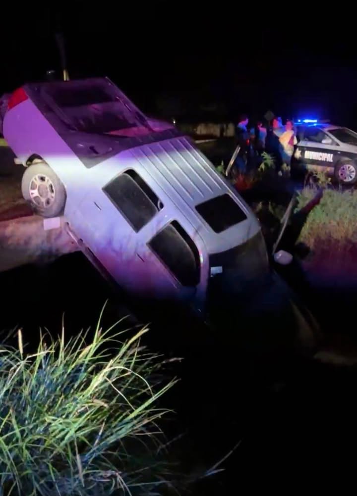 Pick up cae en canal en el Valle del Yaqui durante la tarde del sábado
