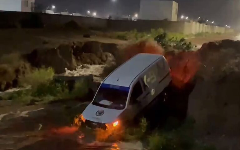 Vehículo cae a canal Natura en Hermosillo tras fuertes lluvias, sin lesionados
