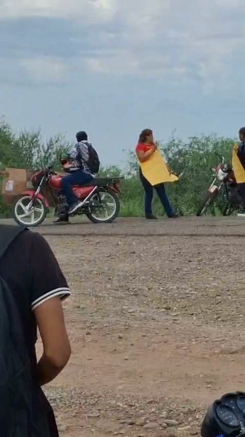 Alumnos de la Universidad del Bienestar en Etchojoa bloquean carretera por falta de agua y aire acondicionado