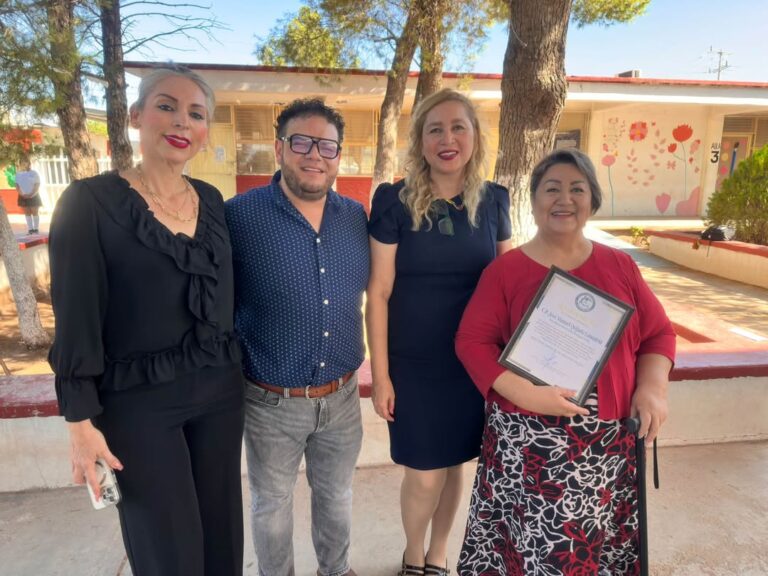 Alcalde de Agua Prieta recibe reconocimiento por apoyo a secundaria local