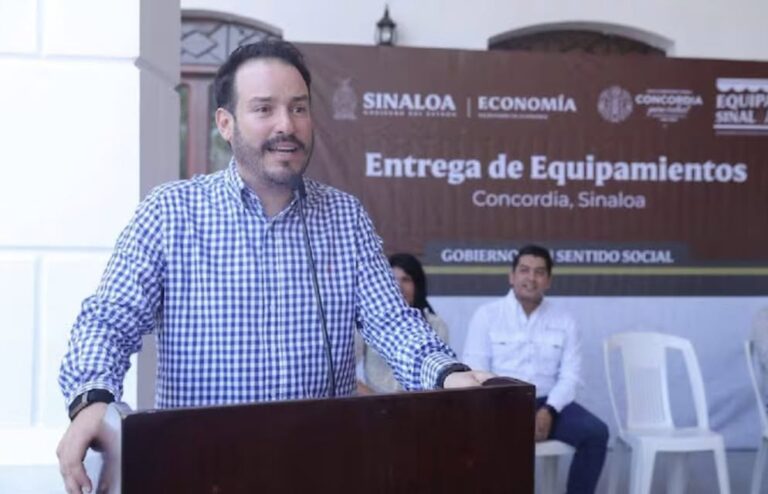 Congelan cuentas de exsecretario de Economía de Sinaloa y su socio por presuntas operaciones ilícitas
