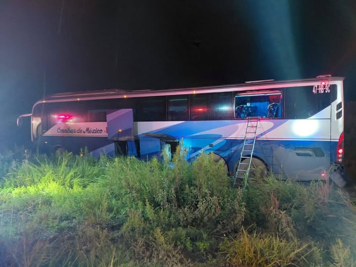 Autobús se sale de la carretera Los Mochis – Ciudad Obregón sin heridos graves