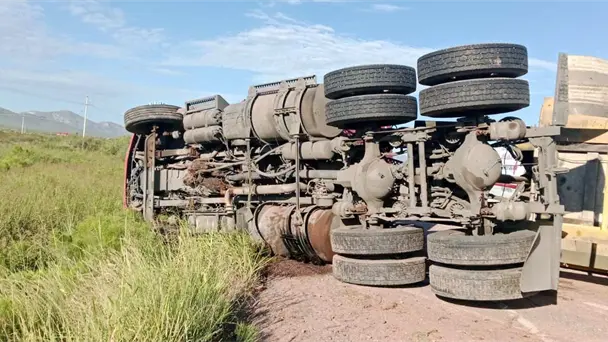 Volcadura de tráiler vacío en carretera Agua Prieta–Cananea moviliza a emergencias