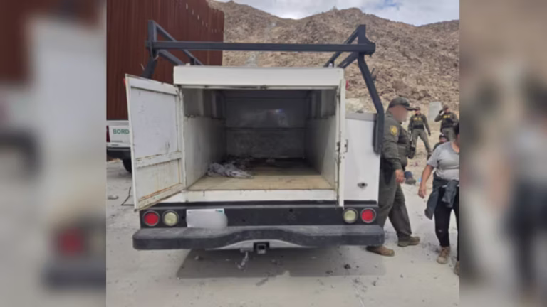 Localizan a 31 migrantes hacinados en vehículo modificado cerca de Ocotillo, California