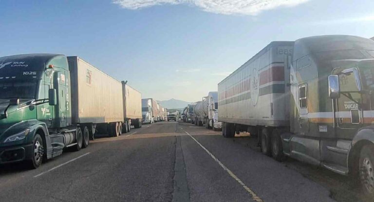 Cierre temporal en carretera Ímuris–Cananea por volcadura y derrame de ácido sulfúrico