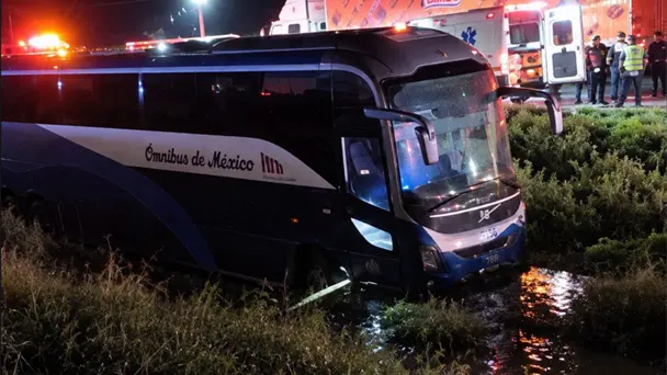 Autobús de Ómnibus de México cae en canal en Sonora; 13 heridos