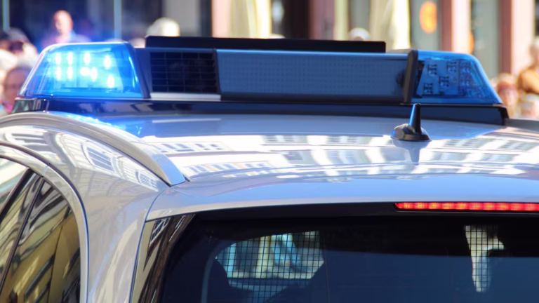 Detienen a dos hombres armados tras persecución y choque en Cajeme