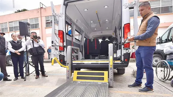 Sonora recibe tres vehículos adaptados para personas con discapacidad