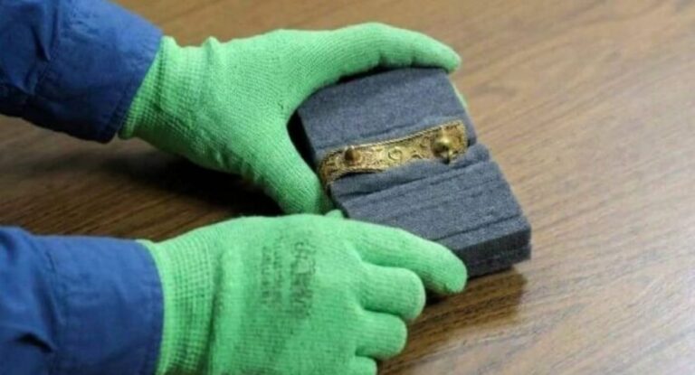 México recupera brazalete prehispánico dorado vinculado a las Joyas del pescador