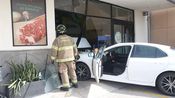 Joven choca su auto contra supermercado El Mandadito en Hermosillo