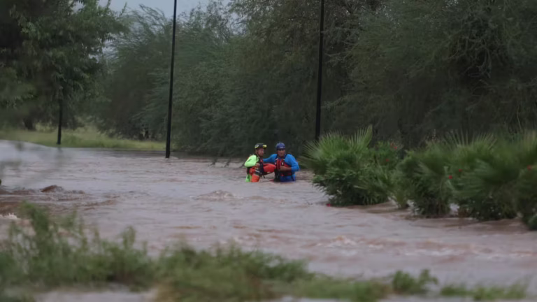 Bomberos de Hermosillo rescatan a cuatro personas durante intensas lluvias