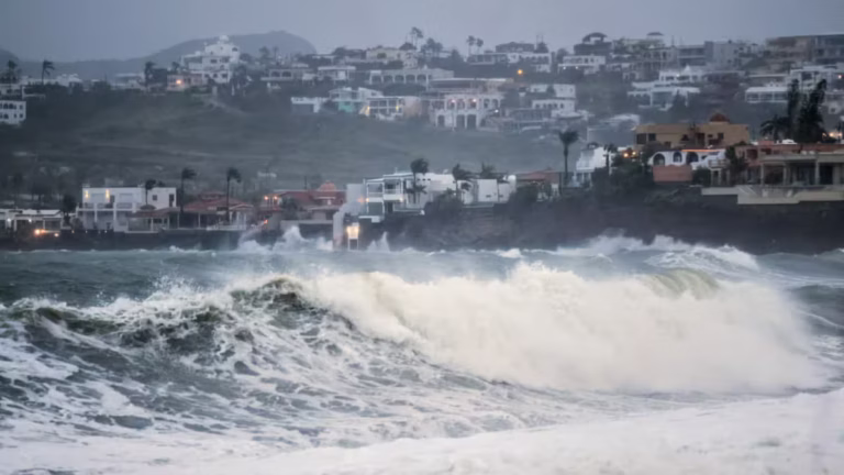 Huracán Polo provoca inundaciones y daños materiales en Guaymas, San Carlos y Cajeme