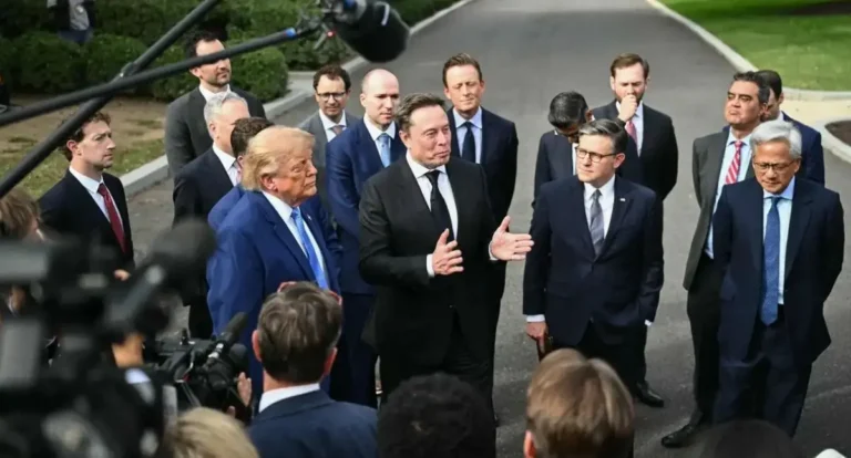 Trump y líderes tecnológicos acuerdan autorregulación de inteligencia artificial
