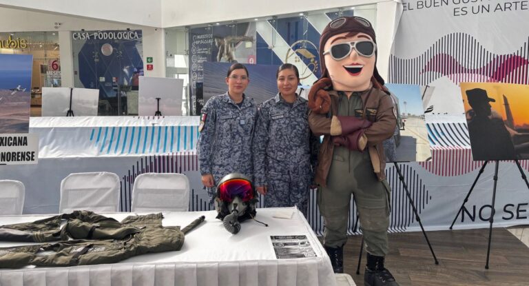 Exposición fotográfica y reclutamiento de la Fuerza Aérea Mexicana en Hermosillo