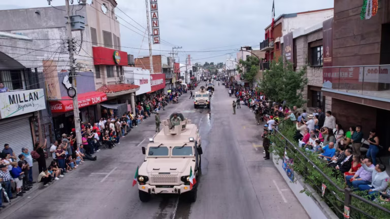 Desfile cívico militar conmemora el 216 aniversario de la Independencia en Nogales