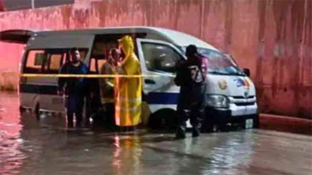 Seis muertos por intoxicación en combi varada en inundación en Tultitlán, Edomex