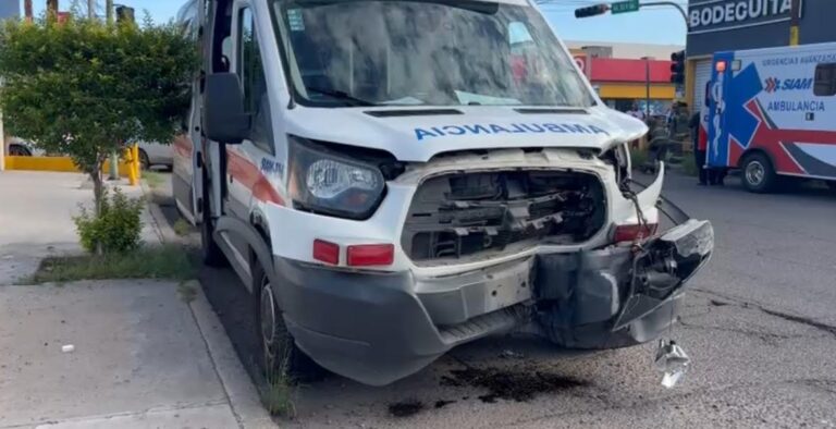 Choque entre ambulancia y sedán deja dos lesionados leves en Hermosillo