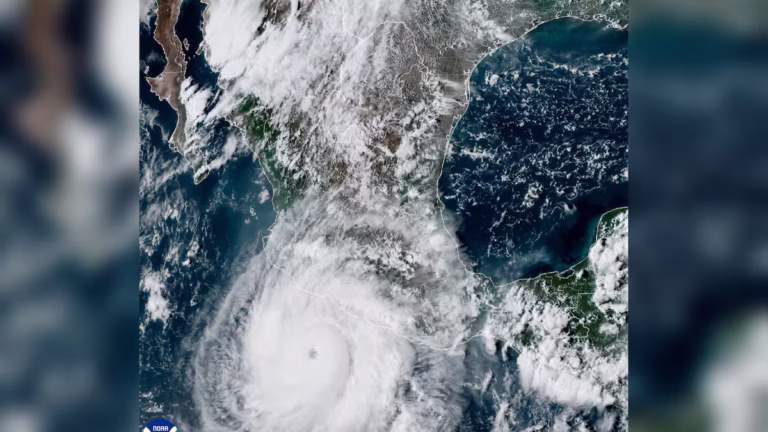 Huracán Polo avanza con vientos de 233 km/h frente a costas mexicanas