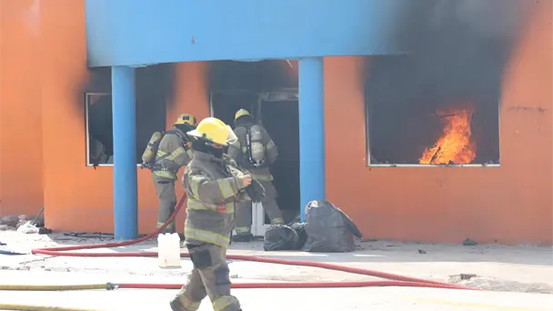 Incendio en local abandonado moviliza a Bomberos y Protección Civil en Hermosillo