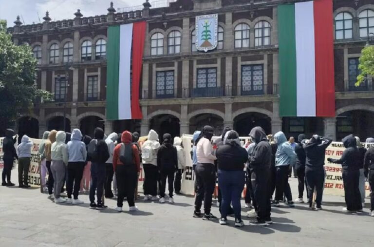 Normalistas incendian colchones y causan daños en Palacio de Gobierno de Morelos