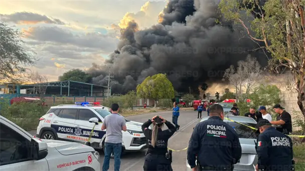 Incendio en recicladora TOM moviliza a 30 bomberos en Hermosillo