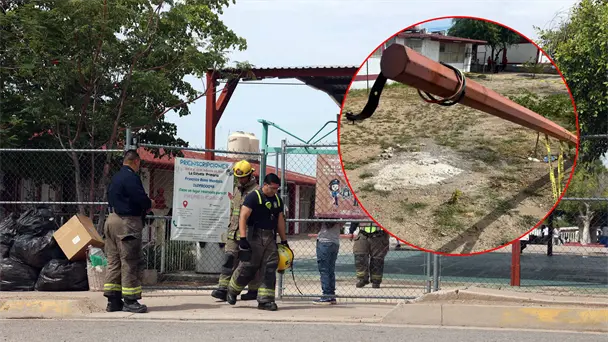 Colapsa poste de alumbrado en primaria Francisco Romo Mendoza en Hermosillo