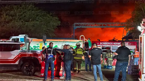 Incendio en planta recicladora del Parque Industrial de Hermosillo sigue activo