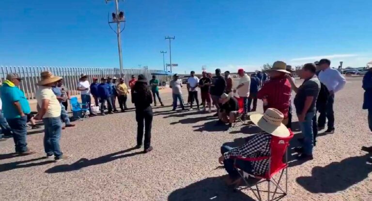 Transportistas bloquean puerto comercial en San Luis Río Colorado por cancelación de visas