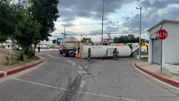 Volcadura de pipa con 60 mil litros de gasolina genera operativo en Nogales