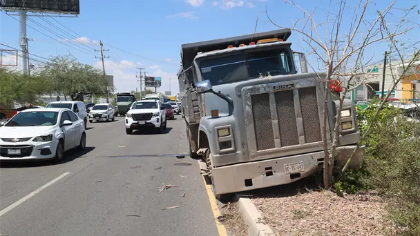 Camión de volteo provoca carambola en bulevar García Morales en Hermosillo