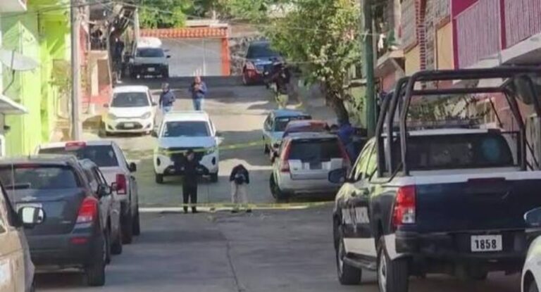 Mujer asesinada a balazos frente a escuela primaria en Cuernavaca