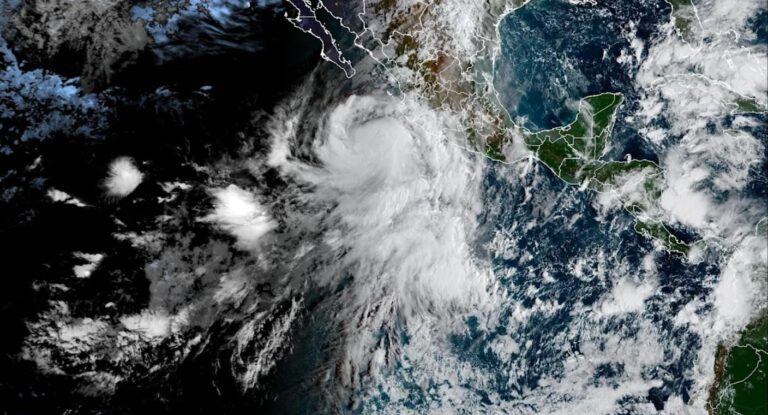 Huracán Rachel alcanza categoría 2 y genera lluvias intensas en el Pacífico mexicano