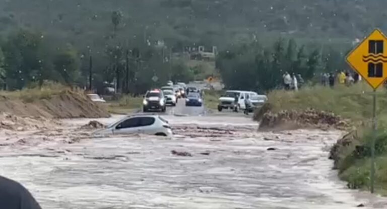 Corriente del río Sonora arrastra vehículo vacío en Mazocahui