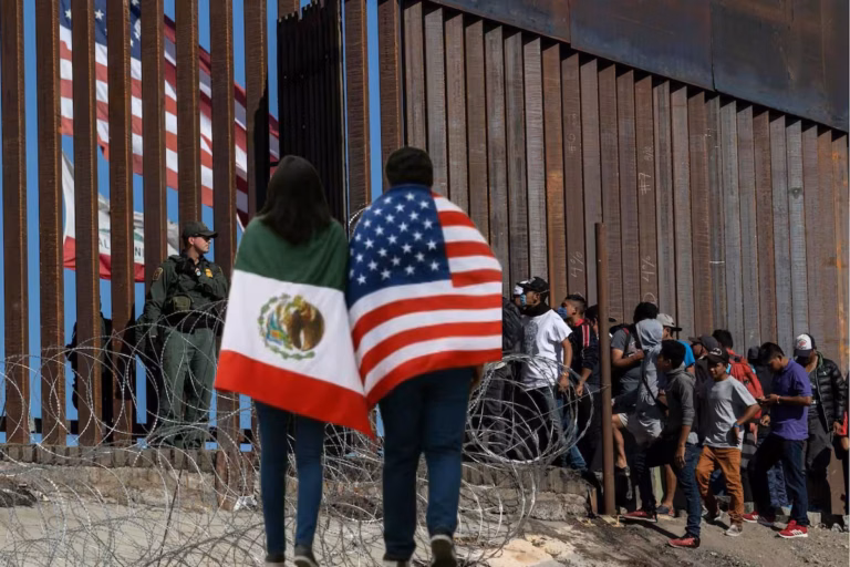 Migrantes pagan a traficantes para regresar de Estados Unidos a México
