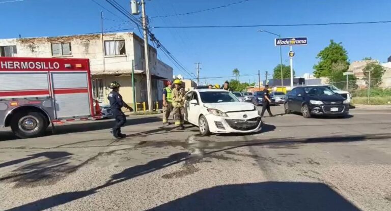 Mujer y su hijo resultan lesionados en choque en colonia Olivares, Hermosillo