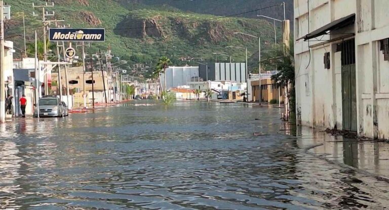 Marea alta provoca inundaciones y cierres viales en zonas bajas de Guaymas