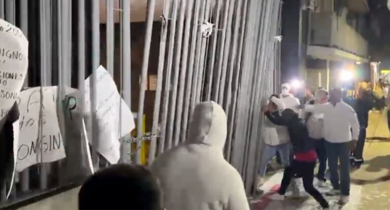 Trabajadores y jubilados del IMSS toman edificio sindical en CDMX