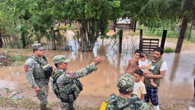Autoridades federales y estatales auxilian a afectados por huracán Polo en Navojoa