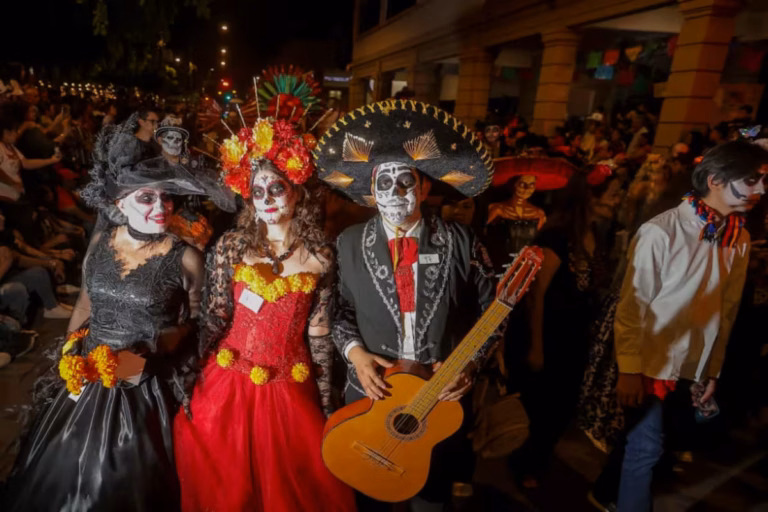 Celebran la Marcha de las Catrinas en Hermosillo con premiación y altares